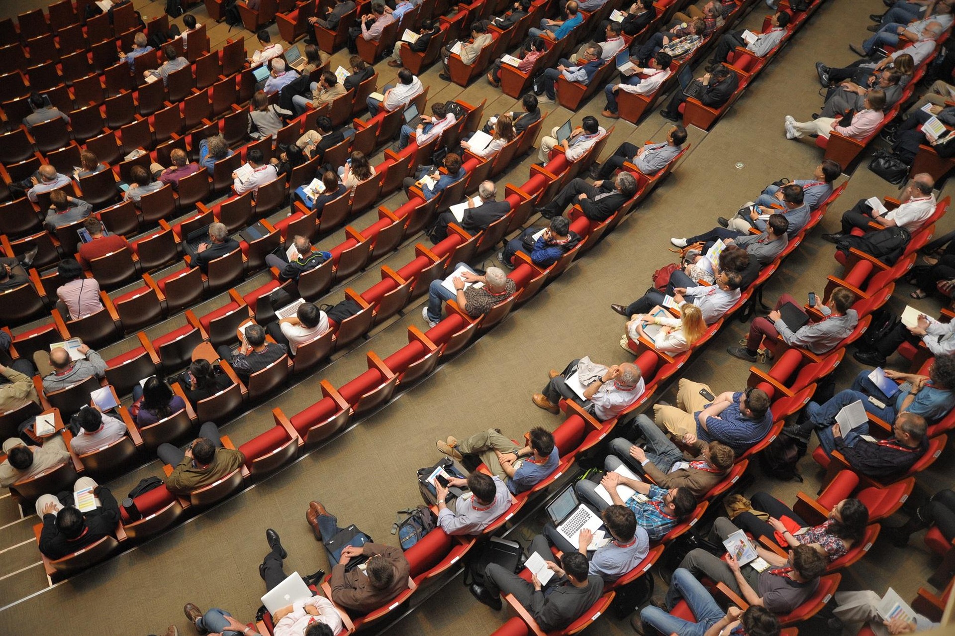 Auditorium mit Publikum bei einer Hochschulveranstaltung